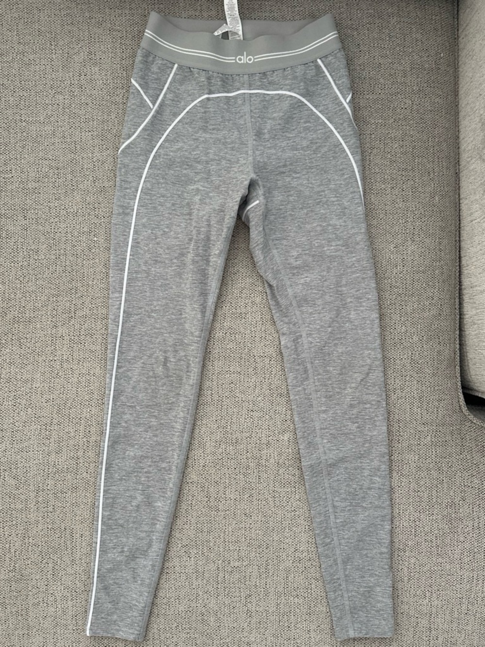 Alo Yoga 7/8 High-Waist Alosoft Heart Throb Legging in Light Grey - Picture 4 of 6
